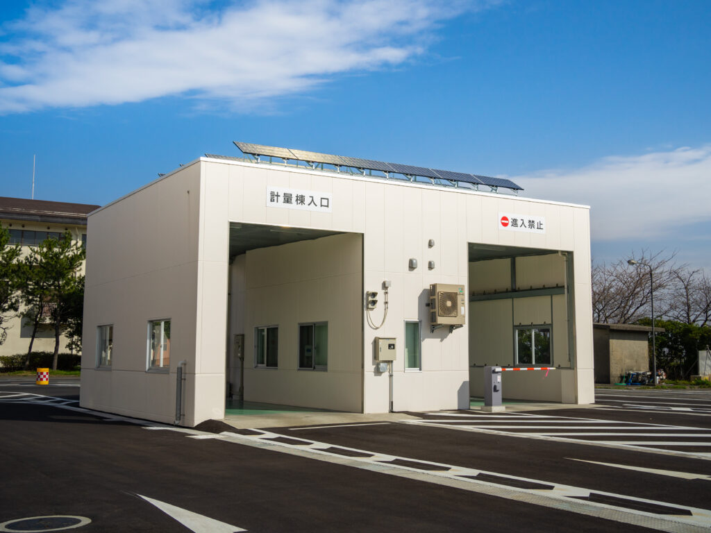 清掃センター計量棟入口の案内写真